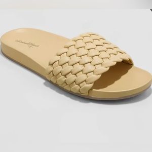 Women's Polly Woven Slide Sandals. Universal Thread. Size 9.5 Yellow
